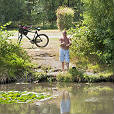 Ruime kampeerplaatsen aan het visven op RCN de Flaasbloem, Chaam, Noord-Brabant