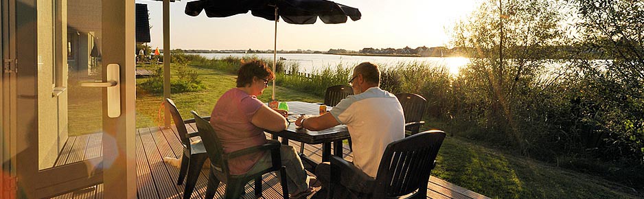 Uitzicht vanuit de bungalow op het sneekermeer